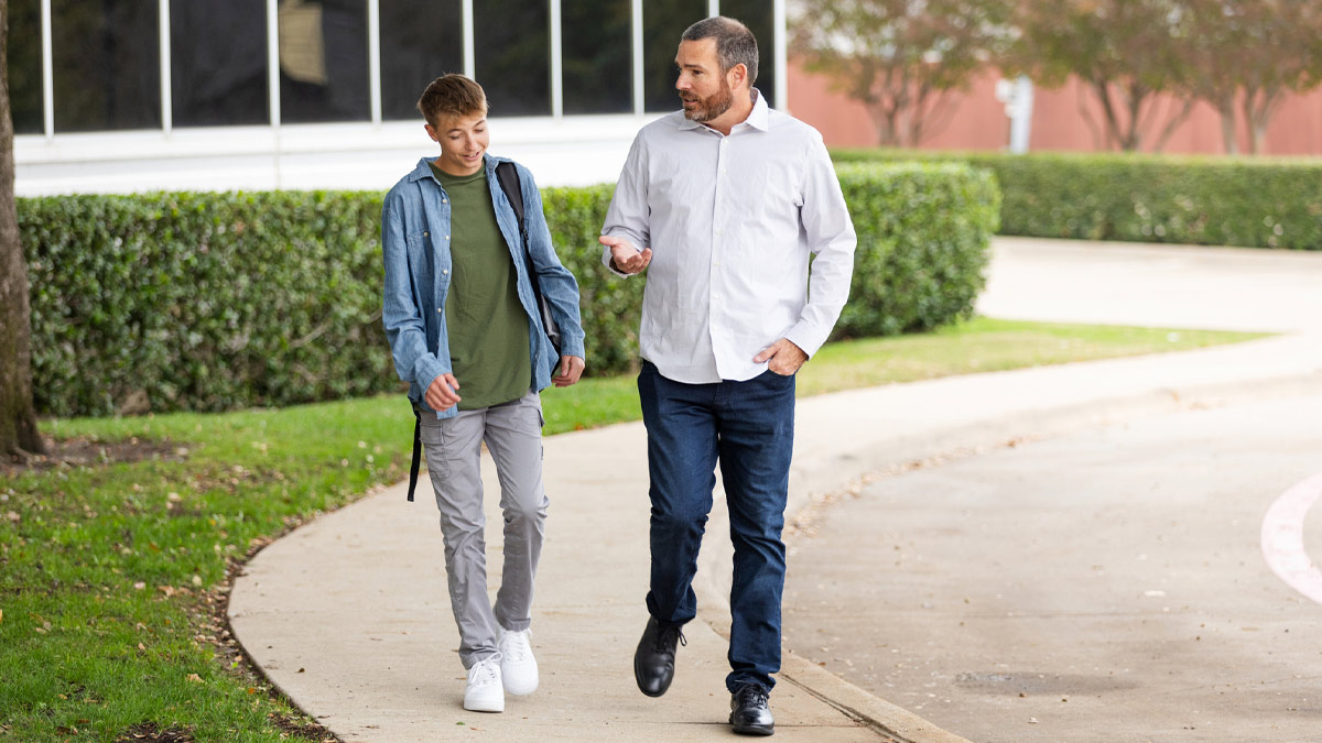 Conversazioni impegnative sul denaro: parlare con i tuoi figli